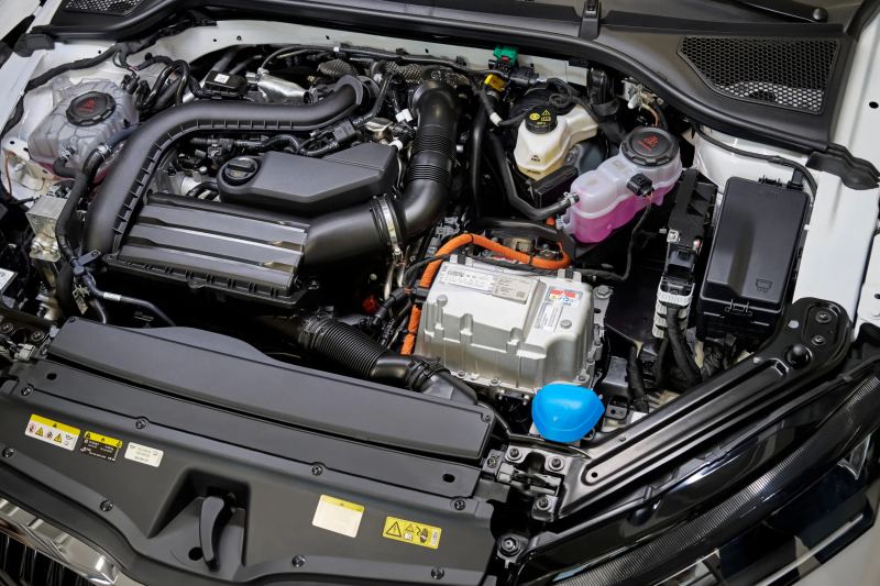 Skoda Debuts Its First Full-Hybrid Model With the Octavia