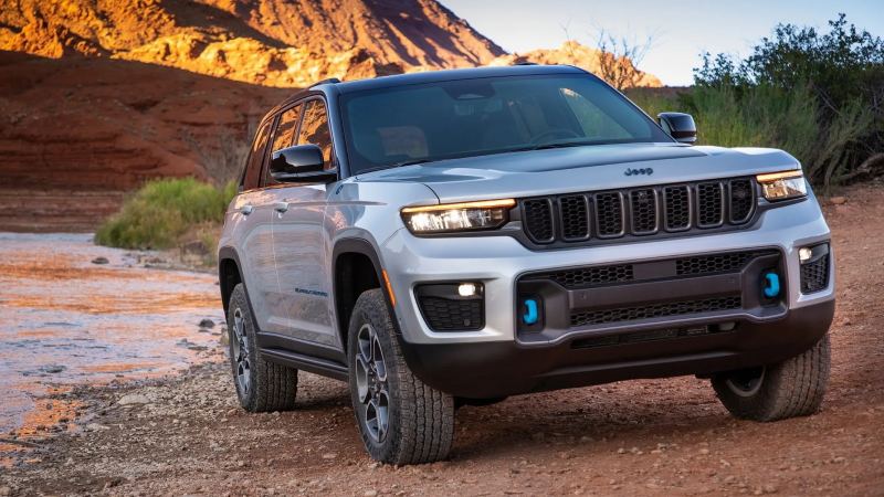 Jeep Grand Cherokee Could Gain 420-HP Hurricane Inline-Six for 2028