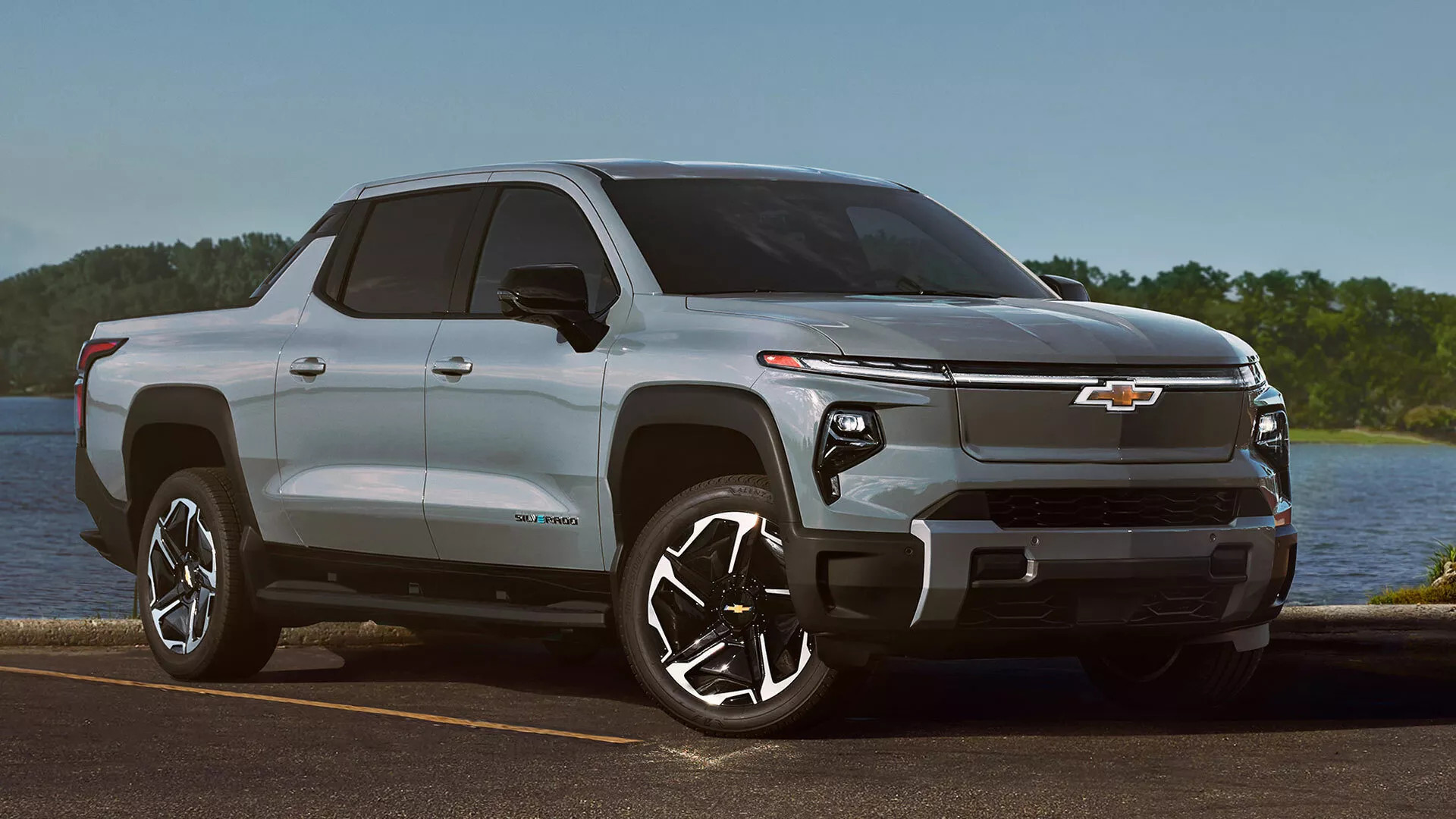 U.S. Hybrid Sales Surge as GM’s EV Strategy Falls Behind