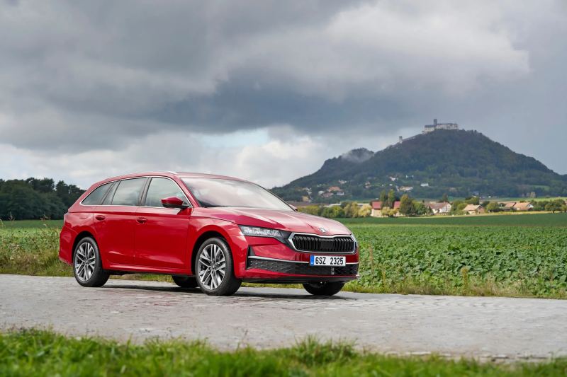 Skoda Debuts Its First Full-Hybrid Model With the Octavia