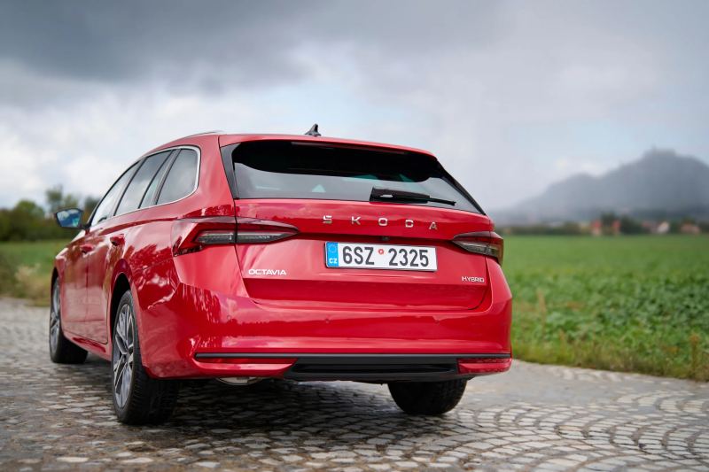 Skoda Debuts Its First Full-Hybrid Model With the Octavia